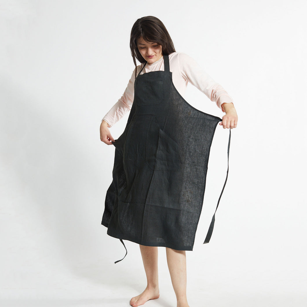 Linen apron with big side pockets and front pocket. Originally designed for Mayas famous restaurant in St Barth's.